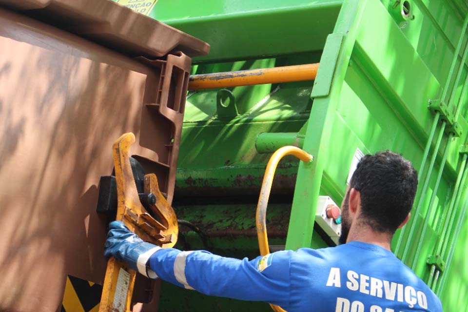 Saae recolhe contêineres de lixo sem função em Vilhena; projeto passará por readequação