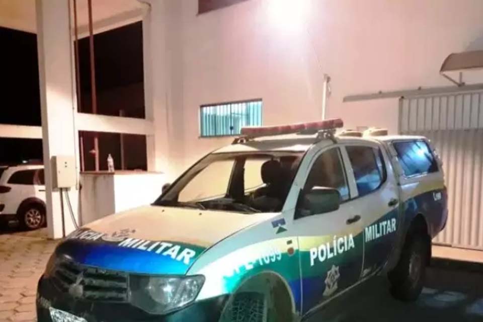 Na madrugada, polícia flagra homem carregando TV de 48 polegadas na rua 