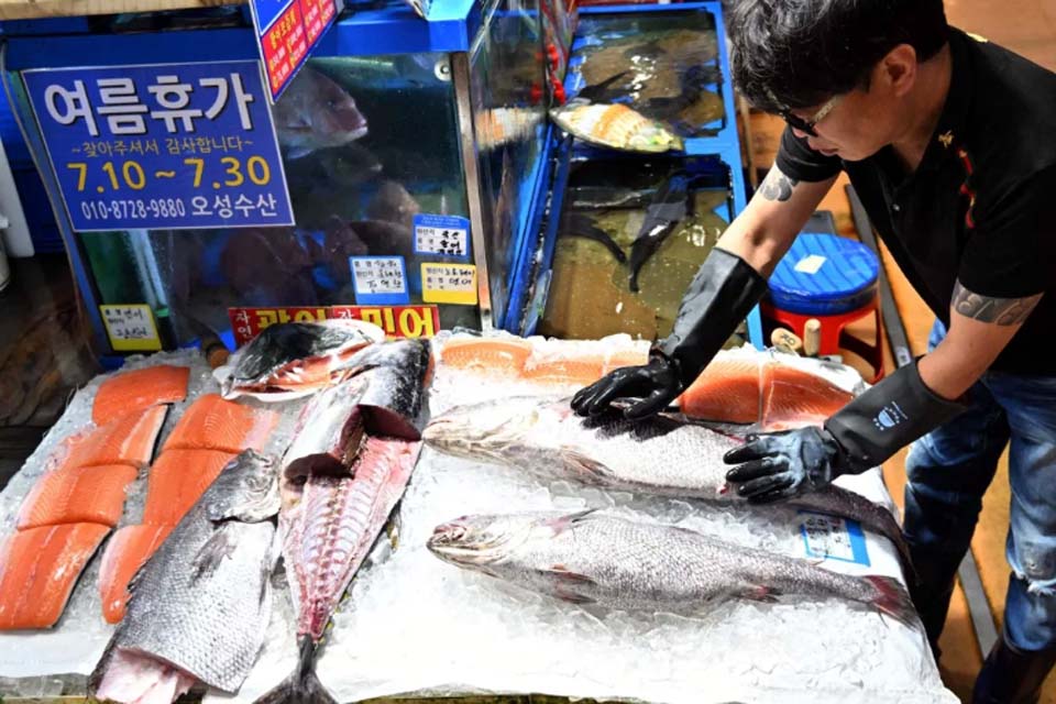 Liberação das águas de Fukushima faz sul-coreanos estocarem comida