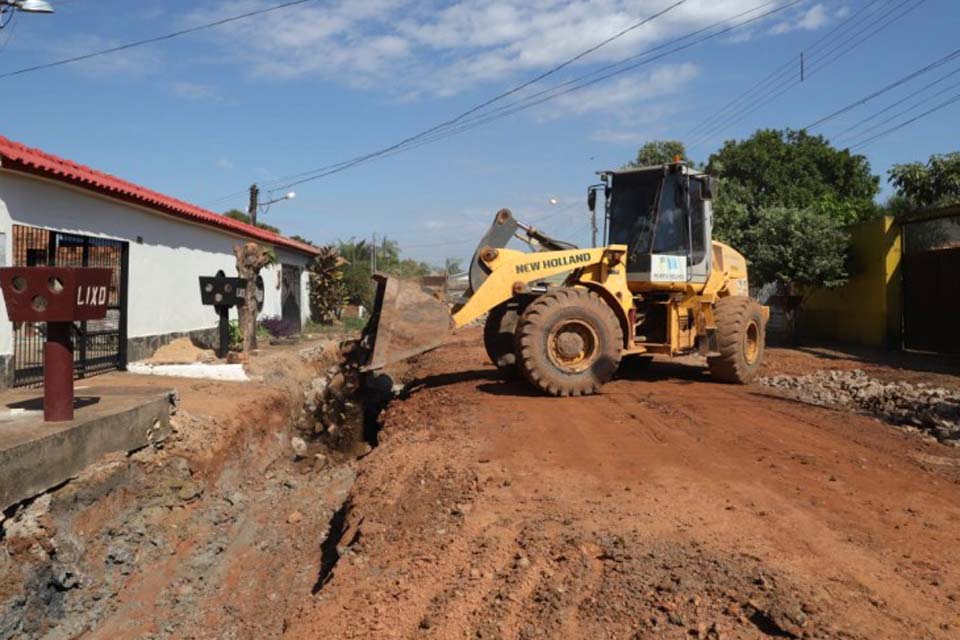 Preparação de base para asfalto e tapa-buracos em 12 bairros de Porto Velho