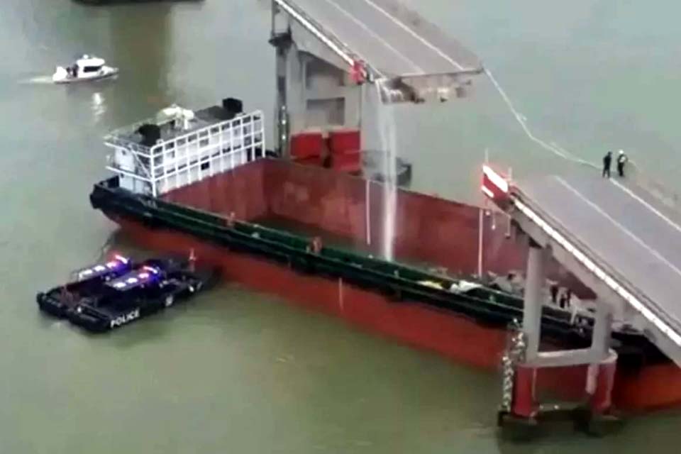 Navio cargueiro atinge ponte, que desaba e deixa 5 mortos na China 