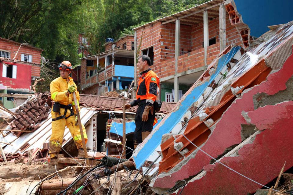 Bombeiros encontram última pessoa desaparecida em São Sebastião