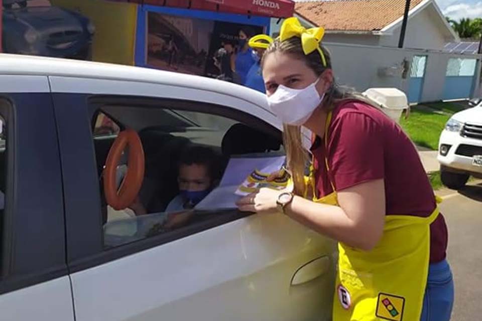 Escola Municipal realiza drive thru alusivo à campanha Maio Amarelo