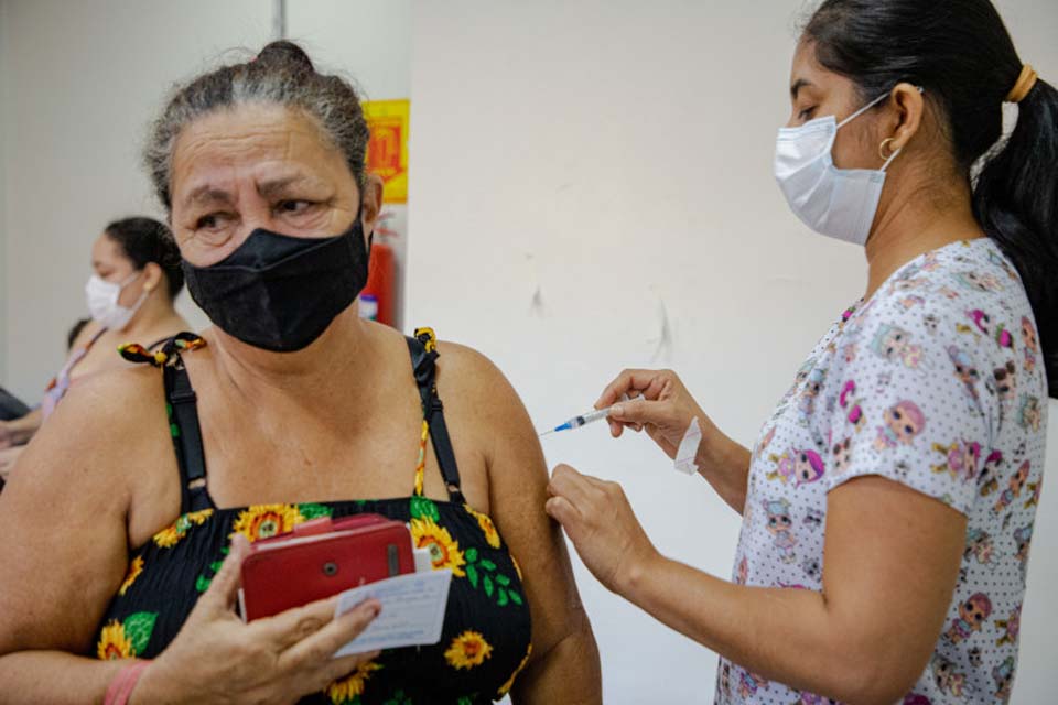 Serviços de vacinação são levados aos moradores do residencial Orgulho do Madeira