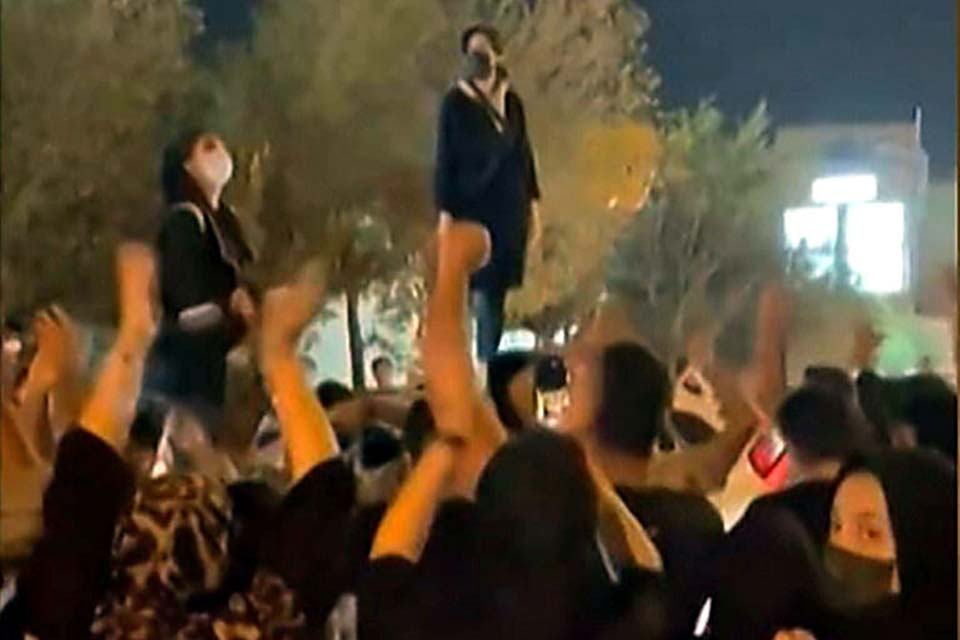 Governo iraniano mantém tom duro contra manifestantes e reconhece 60 mortos