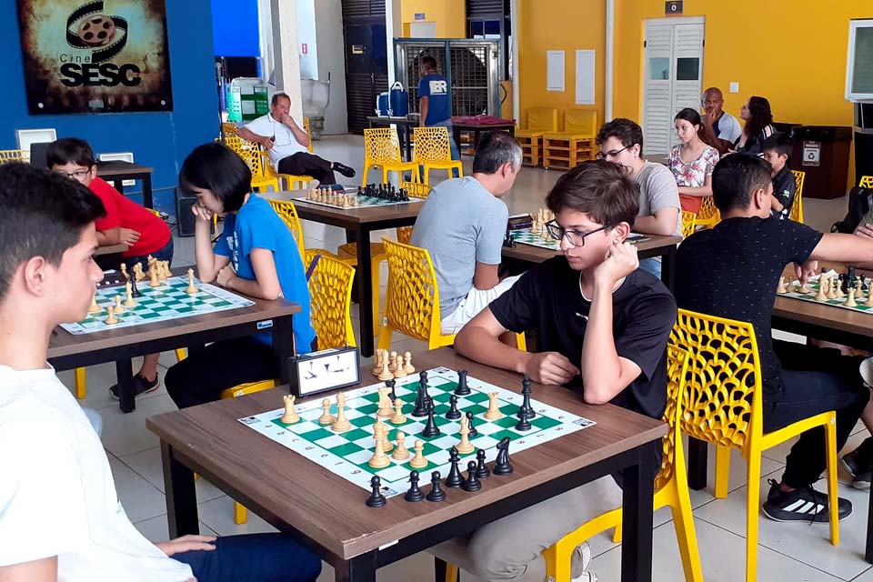 Primeiro dia de Torneio de Xadrez reúne crianças e jovens de