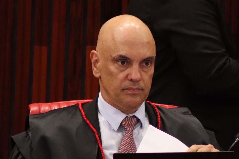 Moraes solta envolvidos em fraude de cartões de vacina de Bolsonaro