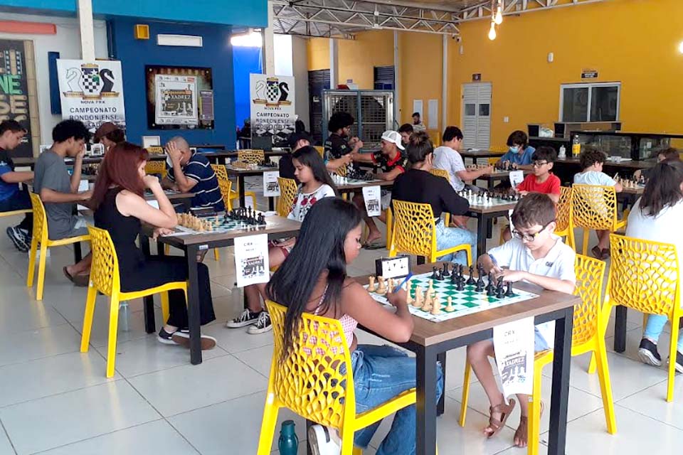 Jogando xadrez - Café Brasil
