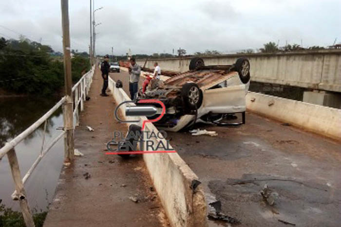Condutora perde controle da direção e capota veículo na Ponte do Rio Urupá
