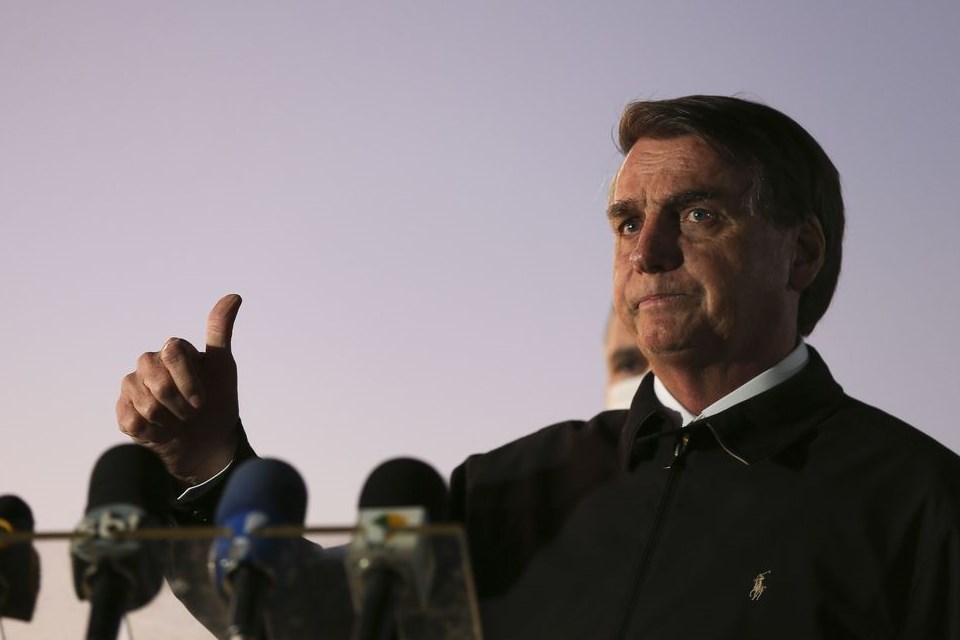 Bolsonaro pede que apoiadores não saiam às ruas no próximo domingo