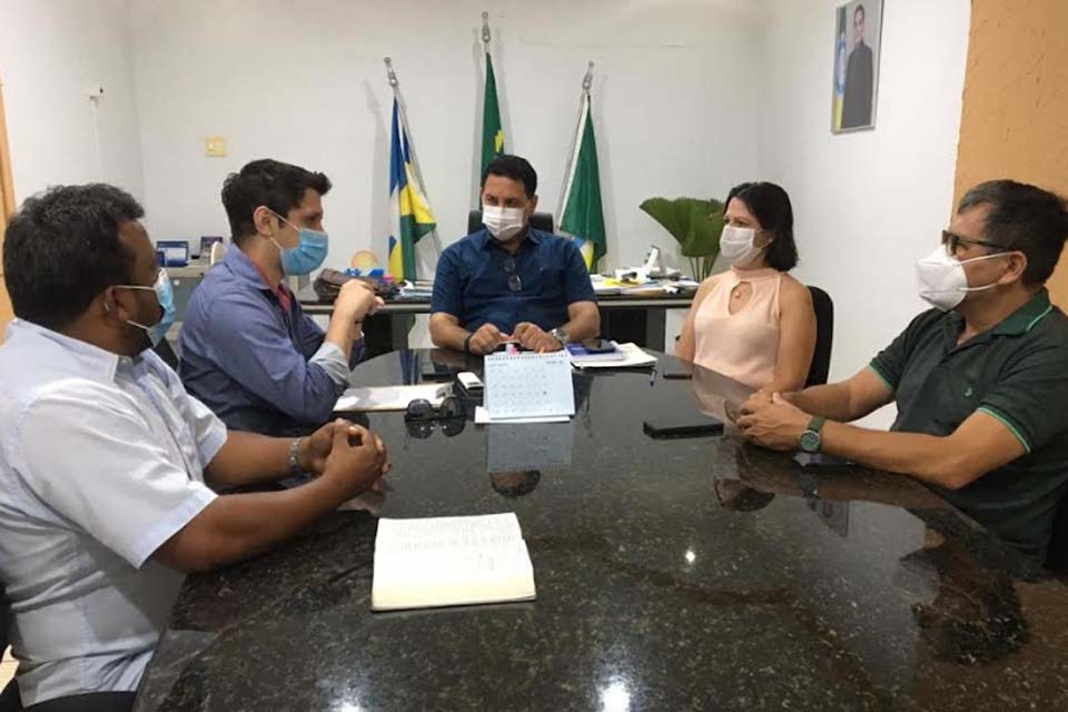 Prefeito se reúne com técnicos da AROM e solicita projeto de iluminação de LED nas entradas da cidade