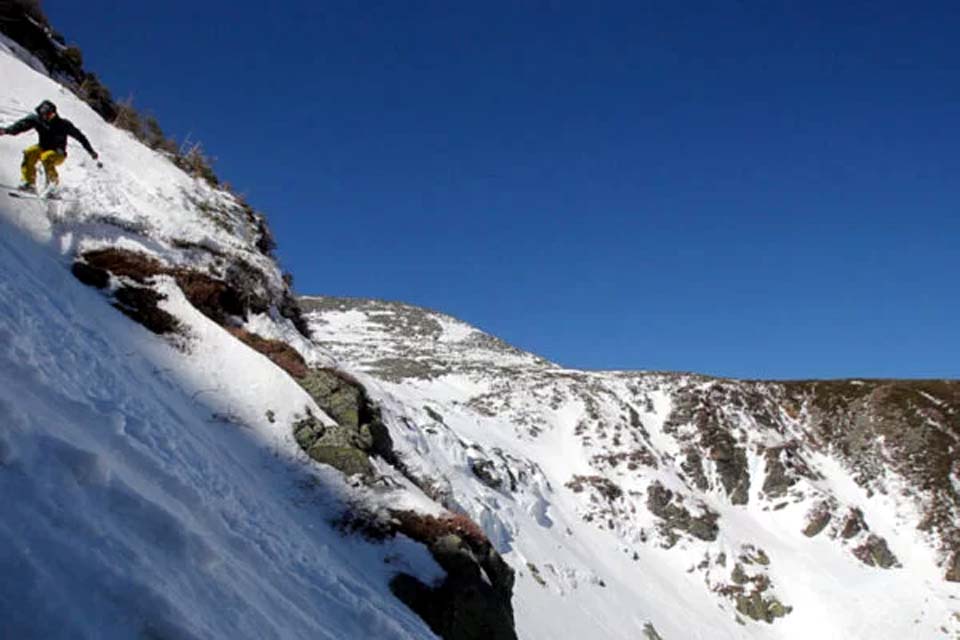 Esquiadora morre após cair de barranco de 183 metros nos Estados Unidos