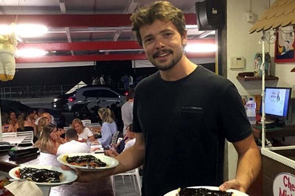 Ex-galã de Malhação, Daniel Dalcin, trabalha como garçom em restaurante da família 