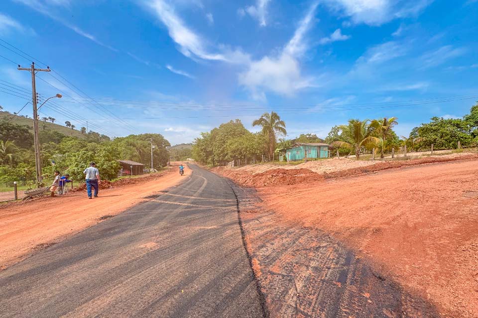 Prefeitura de Espigão do Oeste finaliza a pavimentação no distrito Novo Paraíso 