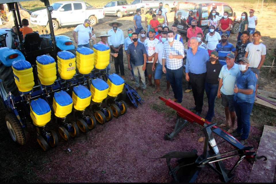 Adelino Follador participa de entrega de equipamentos agrícolas para a APRONA