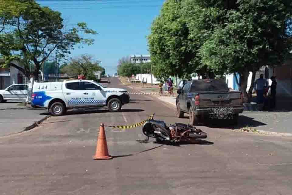 Colisão entre moto e caminhonete deixa mulher ferida em Pimenta Bueno