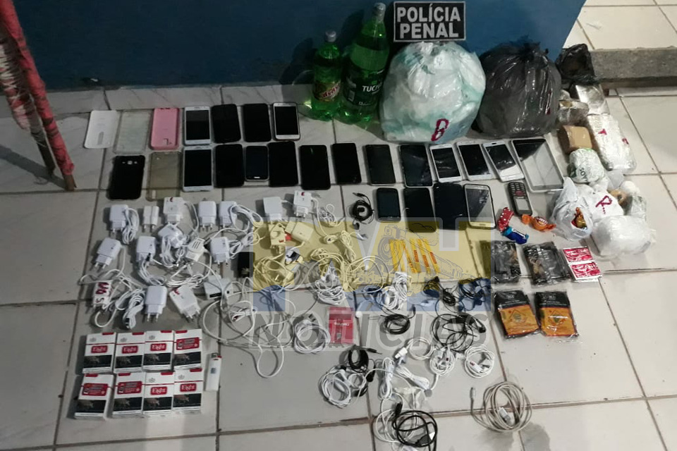 Polícia Penal intercepta drogas e celulares lançados para dentro de presídio 