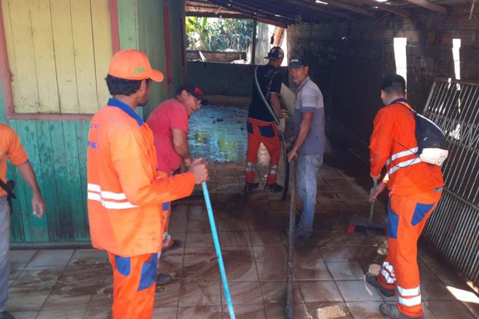 Famílias atingidas por temporal em Ouro Preto do Oeste recebem ajuda da equipe do DER