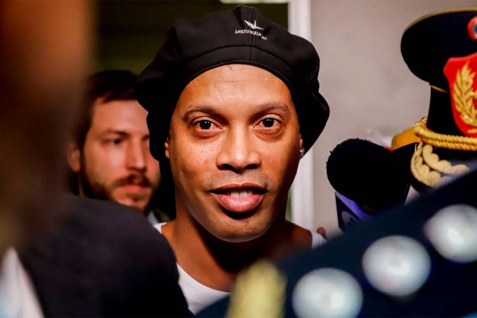 Ronaldinho Gaúcho completa 40 anos e ganha churrasco de presos para comemorar 