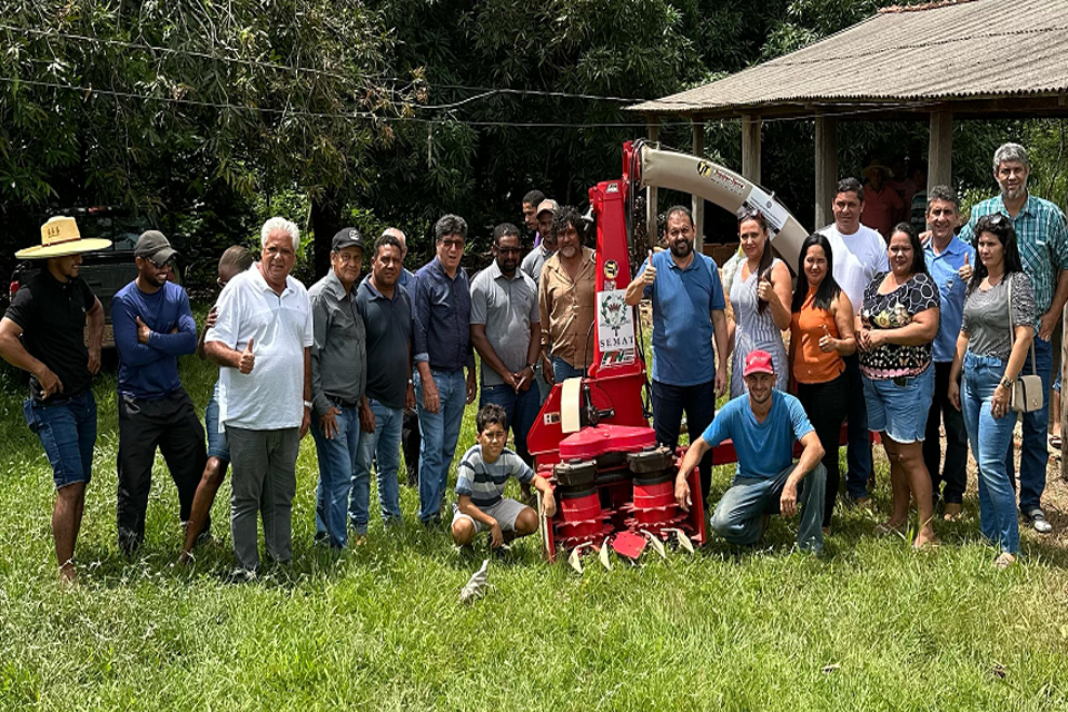 Deputado Laerte Gomes entrega equipamentos agrícolas para associações rurais de Presidente Médici