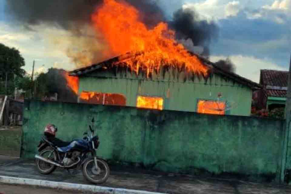 Idosa de 83 anos é resgatada após fogo destruir residência em São Francisco