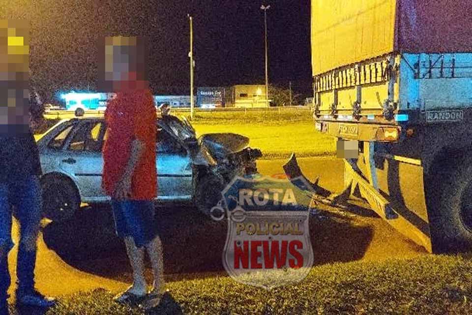 Motorista atinge carreta parada em frente a rodoviária de Vilhena