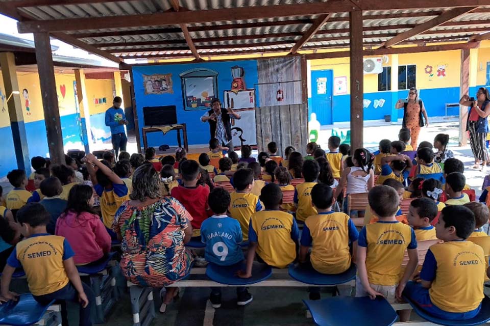 Consumo consciente e uso sustentável de energia são tema de teatro em escola