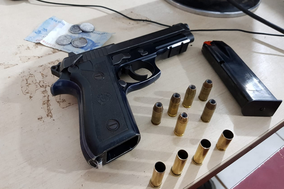 Dupla armada com pistola da PM é presa após troca tiros com vigilante