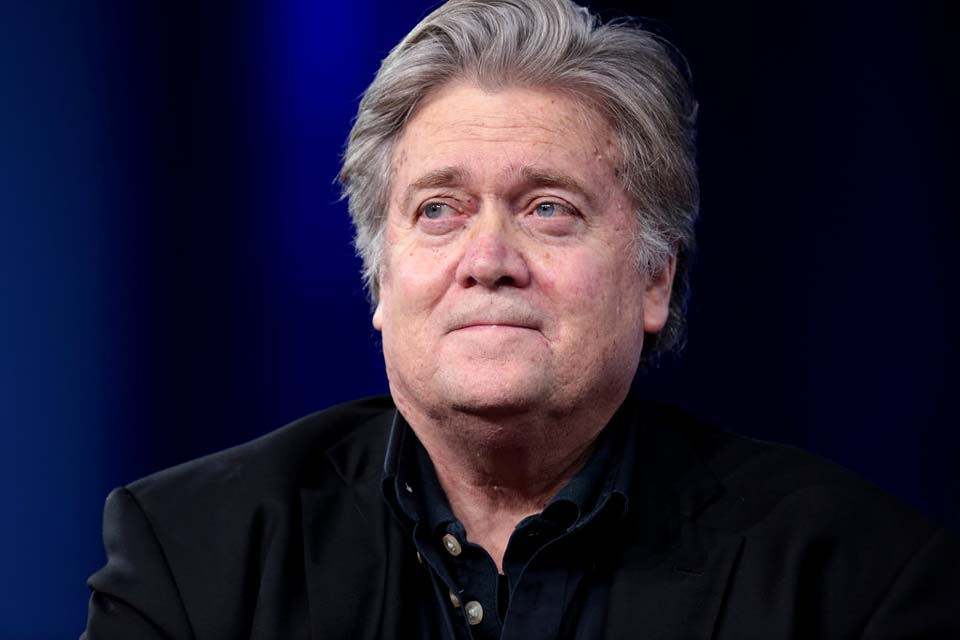 Steve Bannon, ex-assessor de Trump, é condenado a 4 meses de prisão