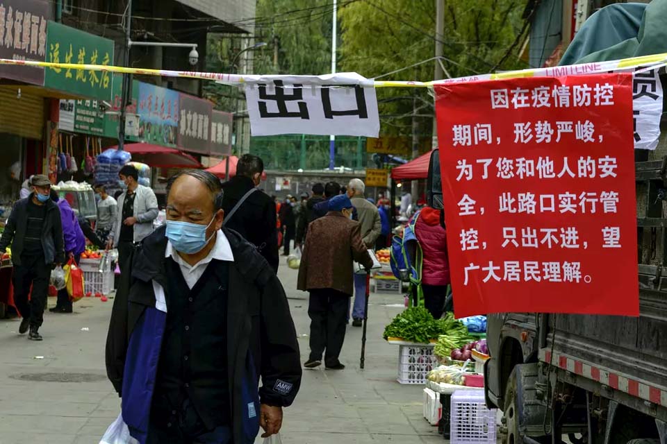 China cancela centenas de voos e adia casamentos após novos surtos de Covid-19