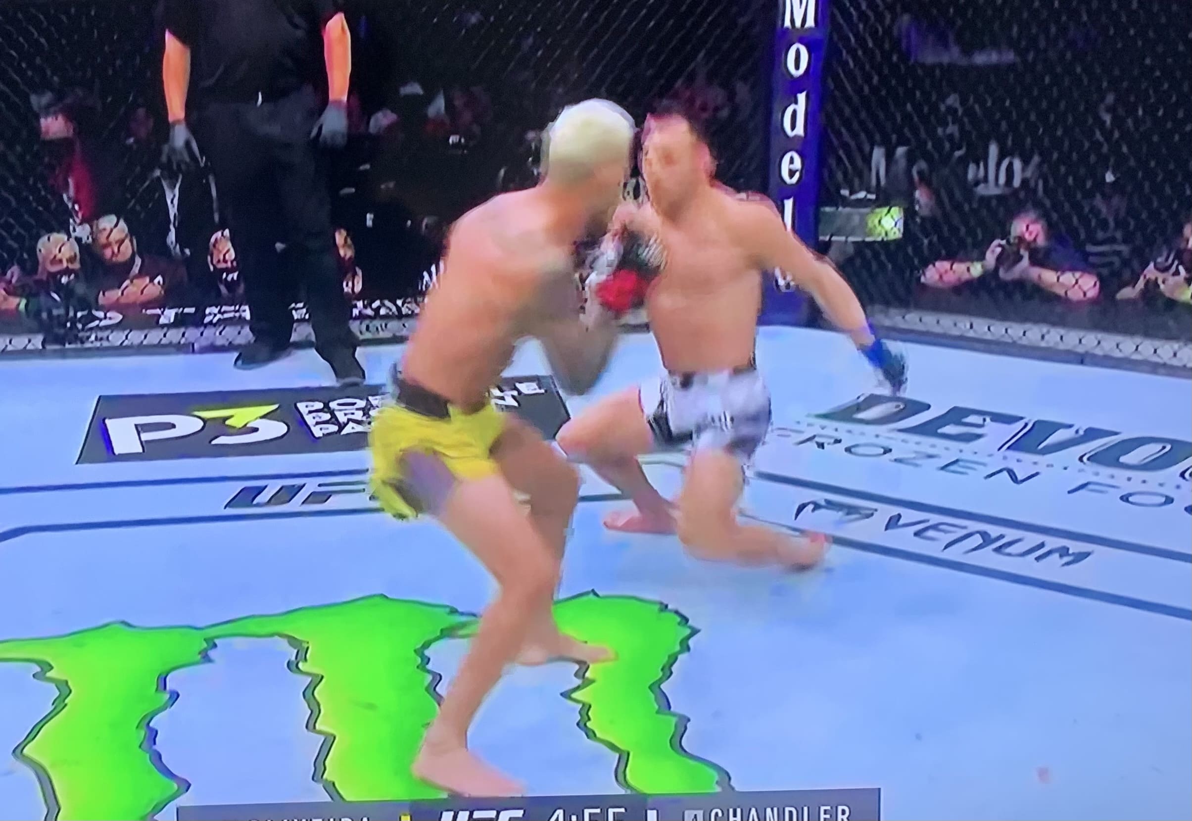 VÍDEO - Charles do Bronx nocauteia Chandler no UFC 262 e é campeão dos pesos-leves