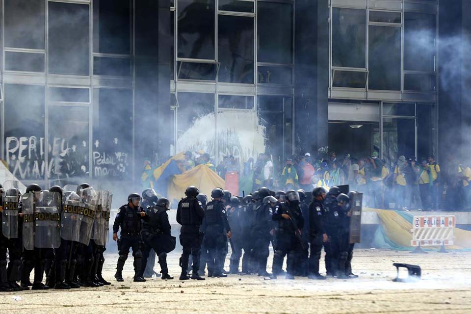 Ministro do Supremo Tribunal proíbe a entrada de ônibus com manifestantes no DF