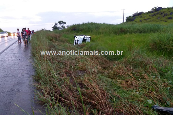 Caminhonete da Prefeitura de Vale do Anari tomb na BR-364