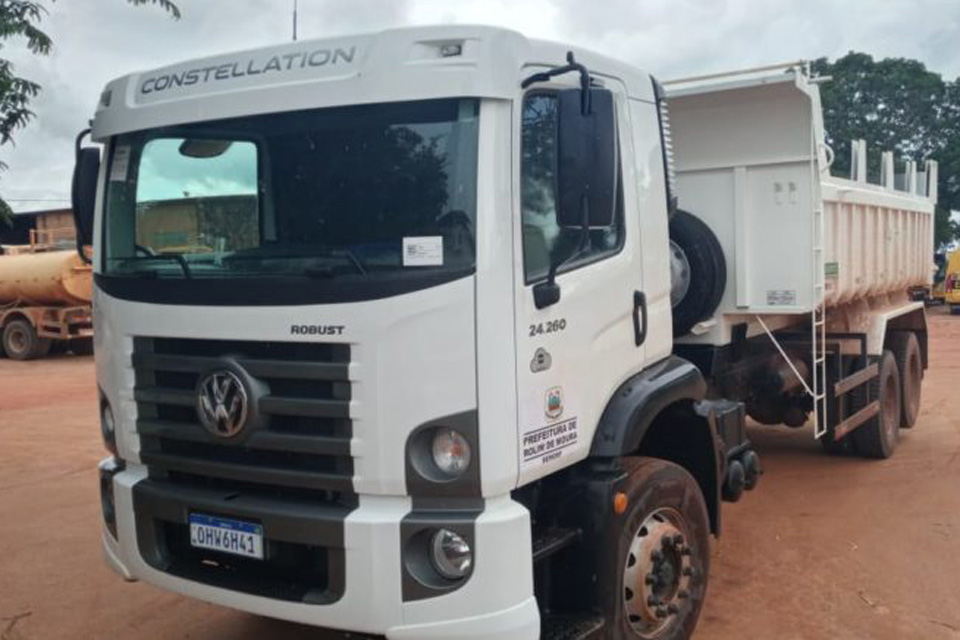 Secretaria de Obras recebe caminhão tração 6×2, equipado com carroceria basculante