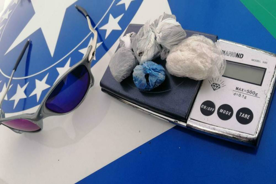 PM prende rapaz de 18 anos com bolsos cheios de maconha