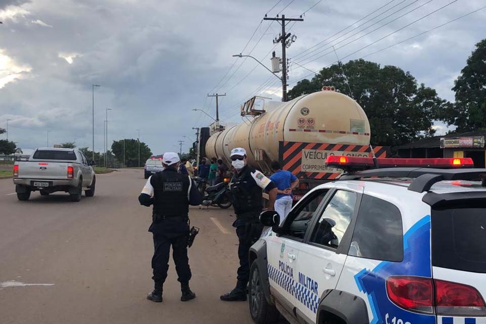 Caminhão colide em Biz e joga-a embaixo de carreta carrega de combustível