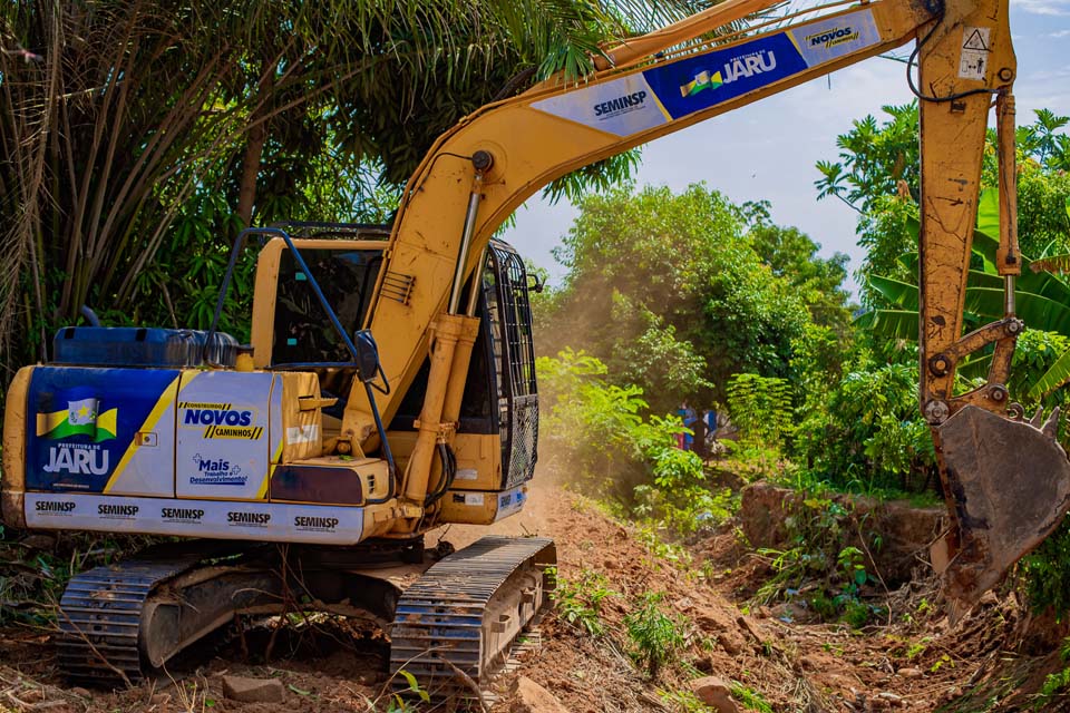 Prefeitura de Jaru realiza limpeza de canal no setor 7 é retira o excesso de terra acumulada, mato e lixo