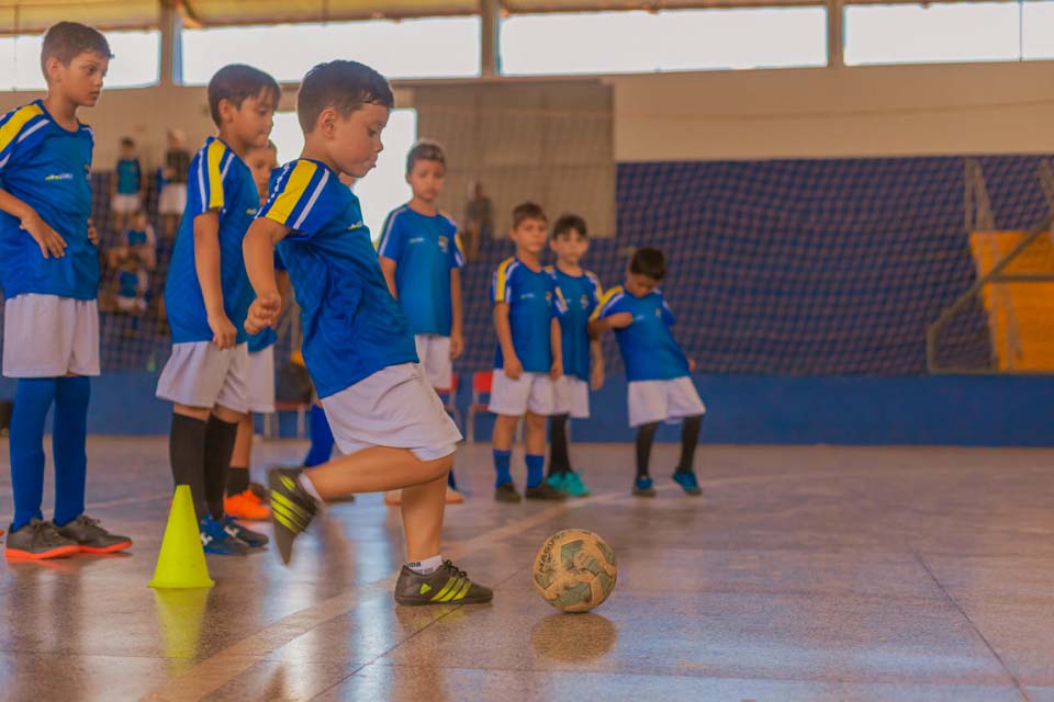 Alunos da Escolinha de Futsal da Prefeitura de Jaru recebem kits de uniformes