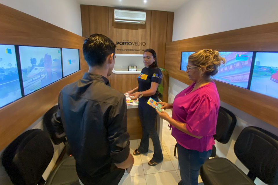 Centro de Atendimento ao Turista auxilia visitantes no aeroporto em Porto Velho