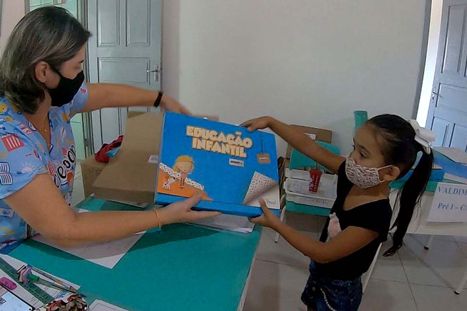 Município entrega material do Ensino Positivo a alunos da rede pública municipal