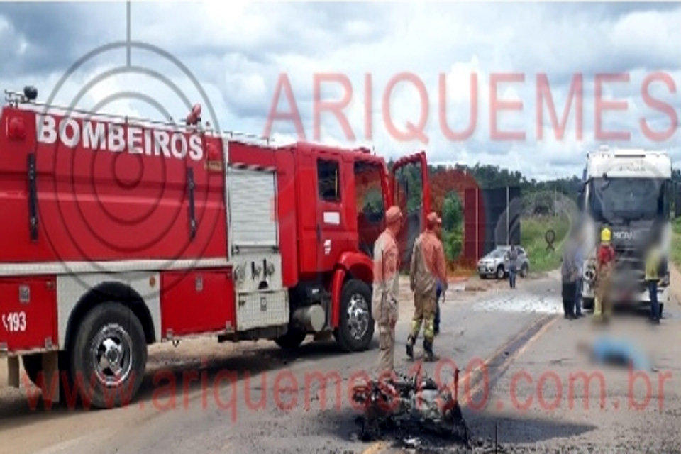 Motociclista morre ao bater de frente com carreta na Br-364