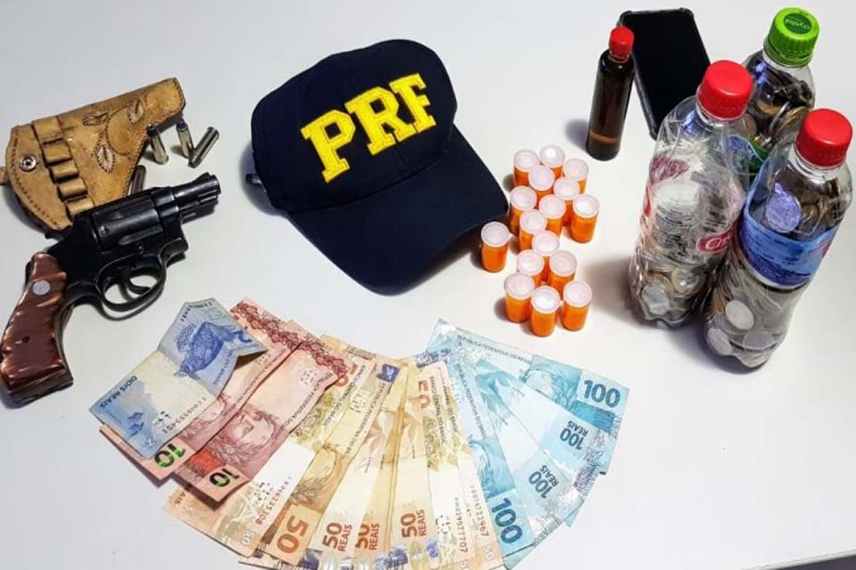 Caminhoneiro é preso pela PRF com revólver e 180 comprimidos de “rebite”