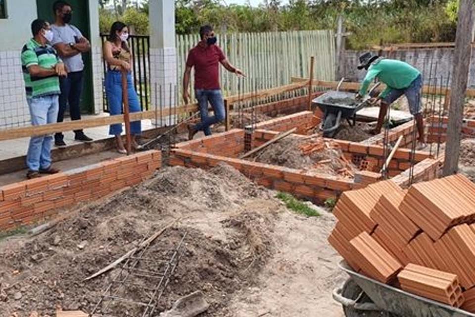 Secretária Municipal de Educação e Vereador Sandro Tuca vistoriam obra de construção de refeitório