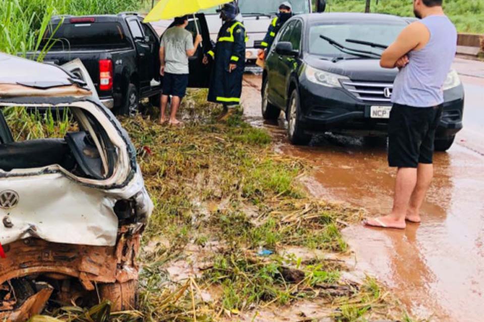 Caminhonete aquaplana na BR-364 e atinge traseira de carro com família