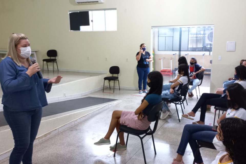 Secretaria Municipal de Saúde realiza campanha de prevenção à gravidez na adolescência