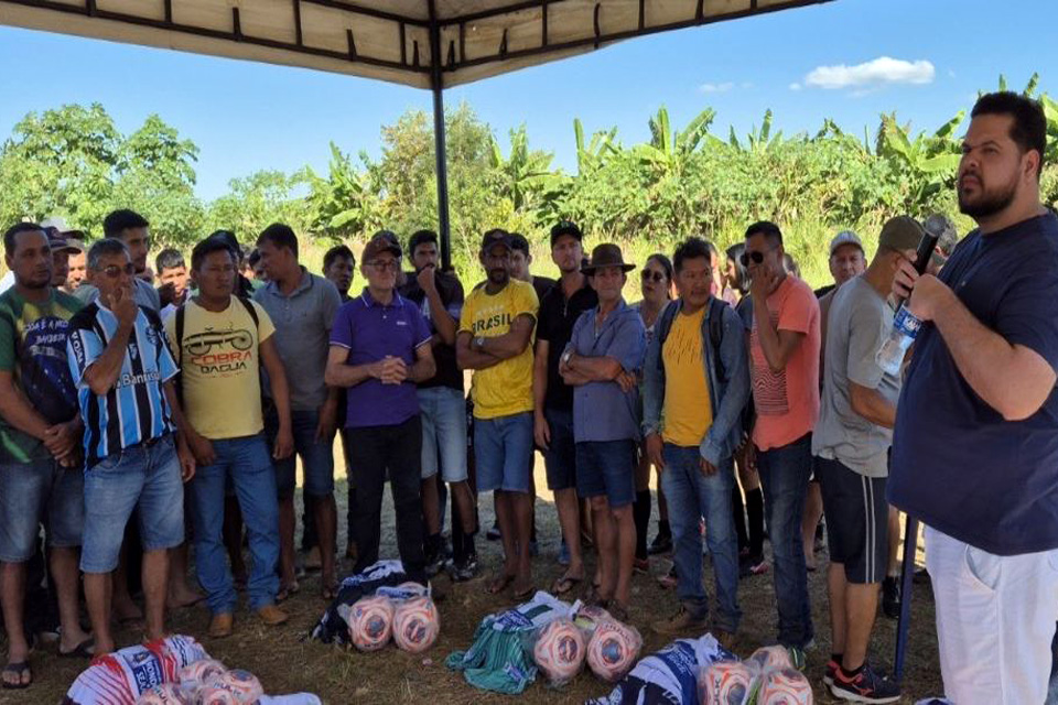 Jean Oliveira participa da entrega 300 kits esportivos no assentamento do Betinho, em Alta Floresta
