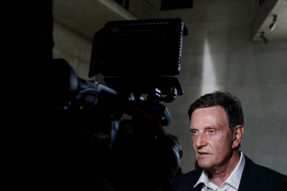 Prefeito Marcelo Crivella é encaminhado à polícia no Rio