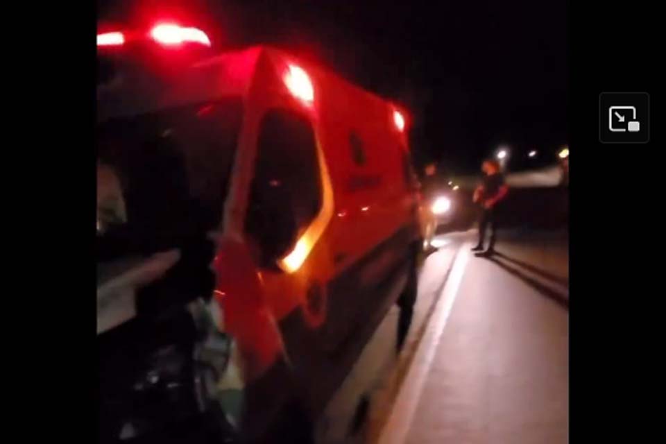 Ambulância fica com a frente destruída após colisão com bovino na BR-364