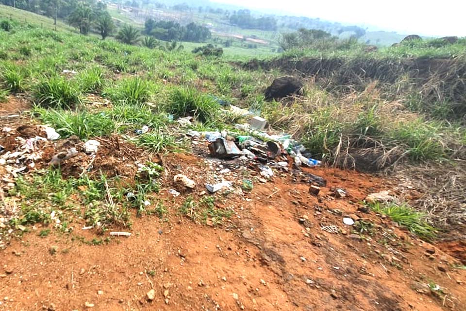 Quantidade de lixo descartada no morro do Cidade Alta gera protestos