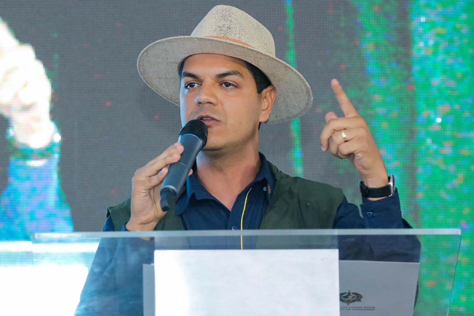 Deputado Cássio Gois destaca dia produtivo com projetos aprovados na Rondônia Rural Show em Ji-Paraná